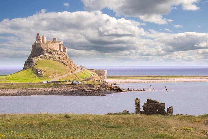 Discover the coastal charm of Northumbria featuring the historic Alnwick Castle surrounded by stunning landscapes and tranquil waters perfect for an unforgettable travel experience.